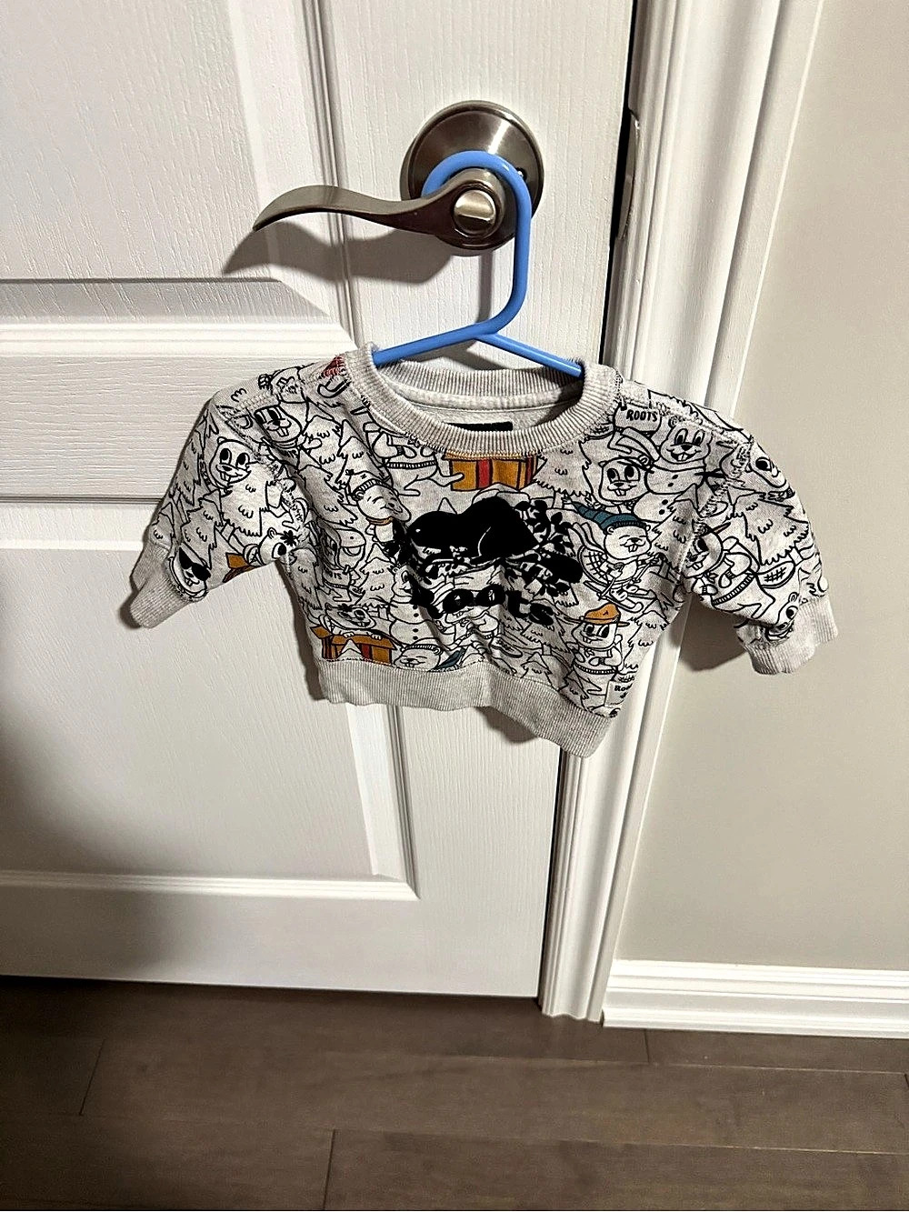 Roots Baby Graphic Sweatshirt in Gray & White Like New